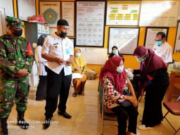 Babinsa Ramil Tulangan kawal pelaksanaan vaksinasi Covid-19 tahap II