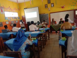 Babinsa gedang serka Budi menghadiri rapat pembelajaran tatap muka