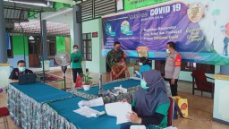 Babinsa Ramil 0816/05 Tulangan kawal Vaksinasi Covid-19 di Ds Gelang