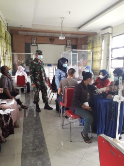 Babinsa glagaharum porong dampingi warga, vaksin astra zeneca dosis ll