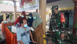 Babinsa Ramil Tulangan kawal vaksin Covid-19 di Balai Desa Kepadangan