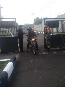 BABINSA TULANGAN DAN SECURITY BLK SIDOARJO LAKSANAKAN PROKES COVID-19