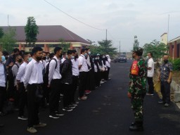 Babinsa Ramil 05 Tulangan Latih PBB Peserta Kursus di BLK Sidoarjo