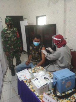Ramil 0816/07 Krembung Ikuti Kegiatan Vaksin di Polsek Krembung
