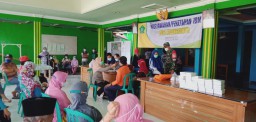 Babinsa 07 Krembung Dampingi Warga Laksanakan Vaksinasi Covid-19