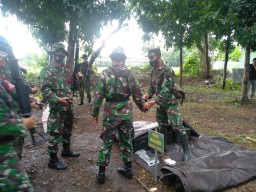 Babinsa Koramil 0816/5 Tulangan Semangat Latihan Tembak Senjata Ringan