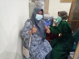 Babinsa Koramil 0816/05 Tulangan dampingi Persit laksanakan vaksin