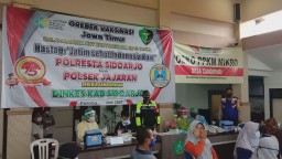 Babinsa Porong ikut berpartisipasi dalam pelaksanaan vaksin serentak