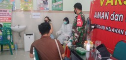 Anggota Koramil 0816/ 03 Buduran mendampingi giat Vaksinasi di wilayah