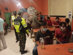 PENERAPAN PPKM DARURAT FORKOPIMKA WARU PIMPIN PATROLI OPERASI YUSTISI