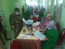 Personil Koramil Jabon Lakukan Pengamanan Vaksinasi Masal Di Puskesmas