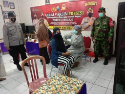 Serma Tri Sakti Laksanakan Pendampingan Warga Untuk Vaksin Covid 19