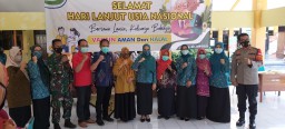 Hari Lanjut Usia,Babinsa Jabon Dampingi Ibu Bupati sda vaksin massal