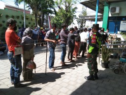 BABINSA KORAMIL 0816/05 TULANGAN KAWAL VAKSINASI DI DESA BINAAN