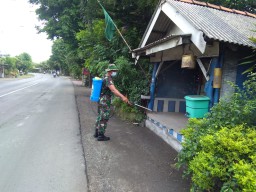 Babinsa Desa Rejeni Laksanakan Kegiatan Penyemprotan Disinfektan