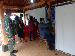 Vaksin Covid, Bupati Sidoarjo kunjungi Pura Penataran Agung Margowenin