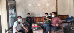 BABINSA LAKSANAKAN KOMSOS BERSAMA WARGA MASYARAKAT DI KAMPUNG BINAAN