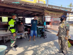Koramil0816/10 balongbendo dengan forkopimka lakukan swiping di warung