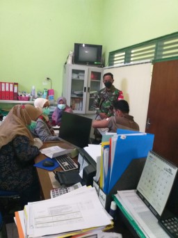 Babinsa Desa Jenggot Dampingi Warga Laksanakan Vaksin Covid 19