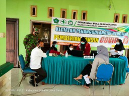 Babinsa Desa Kedung Rawan Dampingi Warganya Laksanakan Vaksin Covid 19