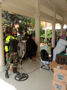 Babinsa 05 Tulangan Pantau ketertiban pelaksanaan Vaksinasi Lansia