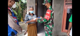 Babinsa Ramil 05 Tulangan Bersama Tiga Pilar Berikan Bantuan sembako