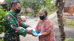Babinsa Koramil 0816/05 Tulangan Bagikan Beras pada Warga Kurang Mampu