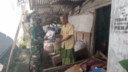 Babinsa Desa Kalidawir Bagikan Raskin Untuk Warga Yang Kurang Mampu