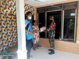 Babinsa Koramil 0816/05 Tulangan Salurkan Bantuan Beras