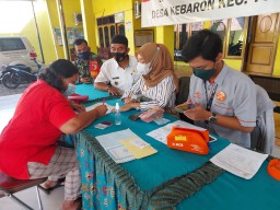 Penyaluran BST Kades Kebaron Untuk Warga Terdampak Kebijakan PPKM