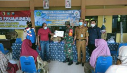 Babinsa Kalidawir Dampingi Penyaluran BLT DD Di Wilayah Binaan