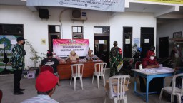 BABINSA DAMPINGI PEMBAGIAN BLT DD WARGA TERDAMPAK PANDEMI COVID - 19