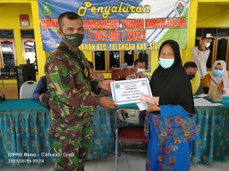 Babinsa 0816/05 Tulangan kawal penyaluran BLT untuk warga binaannya