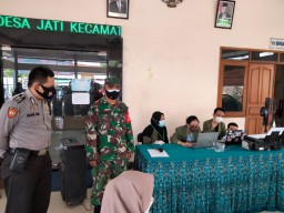 Babinsa Jati Koramil 0816/01 berikan pendampingan vaksinasi di wilayah