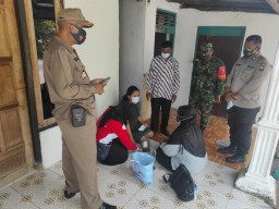 Babinsa Ramil 05 Tulangan bagikan paket obat gratis untuk warga isoman