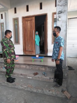 Babinsa Ramil 13 Wonoayu Bagikan Paket Obat Gratis Untuk Warga Isoman