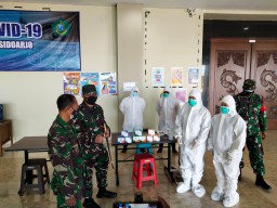 Dandim 0816/Sidoarjo turun langsung bagikan paket obat pada pasien