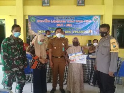 Yakinkan Tepat Sasaran ,Babinsa Tulangan Dampingi Penyaluran BLT DD