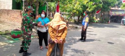 Babinsa Koramil 0816/05 Tulangan Dampingi Tim Tracing Covid-19