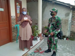 Babinsa Desa Rejeni Serahkan Paket Obat Kepada Warga yg Isoman