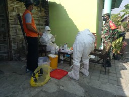 Babinsa 0816/05 Dampingi Kegiatan Tracing Contact Covid-19