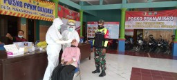Babinsa Penatarsewu Dampingi Kegiatan Tracing Contact Covid-19
