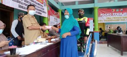 Warga Masyarakat Desa Penatarsewu Menerima BLT-DD Empat Tahap