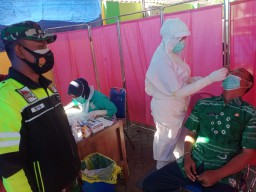 Babinsa Koramil 0816/ 06 Tanggulangin Bantu Giat Tracing Nakes