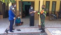 Babinsa Ramil 6 Tanggulangin dan Bindes salurkan bansos obat isoman