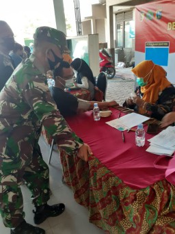 Personil Koramil 0816/08 Jabon Dampingi Penyuntikan Vaksin Tahap Dua