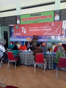 Babinsa Ramil 05/Tulangan kawal giat vaksin Covid-19 di Gelang
