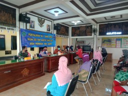 Babinsa Desa Permisan Koramil 08 Jabon, Pantau Pendistribusian BLT DD