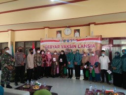 GEBYAR PELAKSANAAN VAKSIN BAGI LANSIA DAN PEMBERIAN BANTUAN