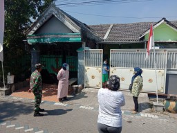 Babinsa Ikut Dampingi Petugas Medis Tracing Warga Kontak Erat Pasien P